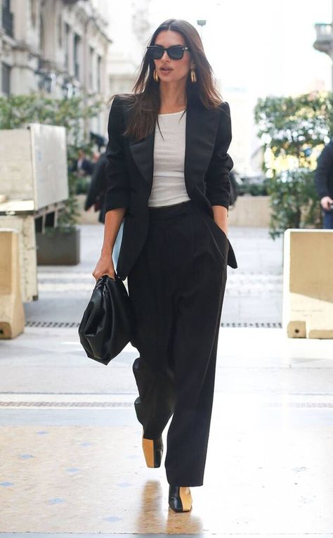 Powerful Women Fashion, Power Suits For Women, Emily Ratajkowski Style, Woman In Suit, Woman Suit Fashion, Power Dressing, Outfit Trends, Emily Ratajkowski, Looks Chic