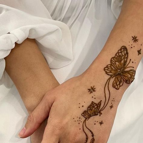 Ambreen Wahid on Instagram: "Most requested butterfly design these days 🦋🌙✍🏼" Girly Henna, Cool Henna Designs, Small Henna Designs, Cute Henna Designs, Cute Henna Tattoos, Henna Style Tattoos, Henna Nails, Henna Inspired Tattoos, Cute Henna