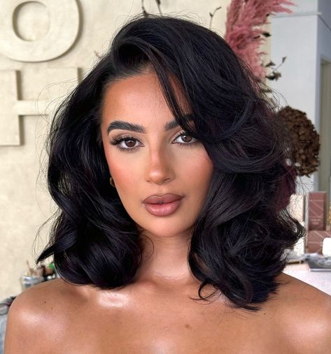 Check Out These Stunning Mob Wife Hairstyles | Fashionisers© Medium Length Down Hairstyles, Short Hair Boss Lady, Mob Boss Wife Costume, Shoulder Length Evening Hairstyles, 90s Glam Hair, Short Glam Waves, Wealthy Hairstyles, How To Put Extensions In Short Hair, Classy Medium Length Hairstyles