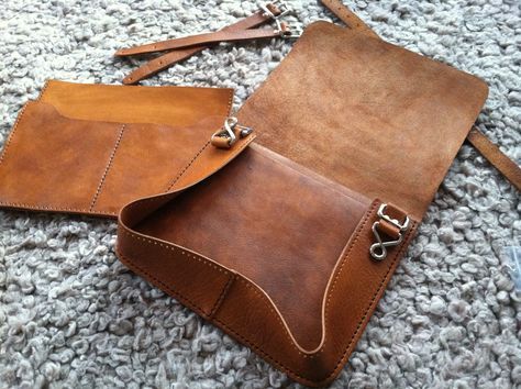 Diy Leather Messenger Bag, Leather Purse Pattern, Messenger Bag Patterns, Diy Leather Projects, Leather Bag Pattern, Sewing 101, Diy Leather Bag, Sewing Leather, Leather Projects