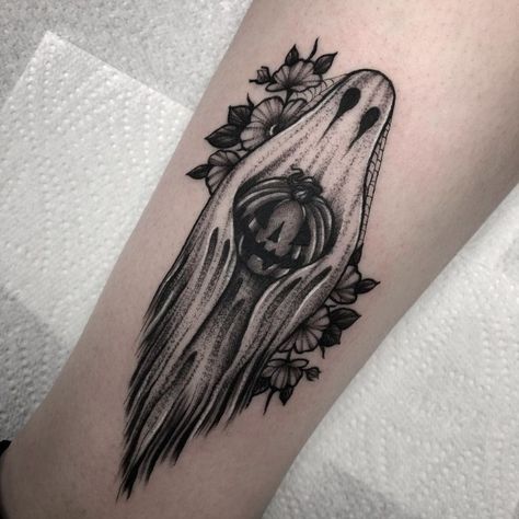 Tattoo Pumpkin, Tattoo Spooky, Tattoos Horror, Tattoo Ghost, Cute Halloween Tattoos, Tim Burton Tattoo, Charm Tattoo, Pumpkin Tattoo, Ghost Tattoo