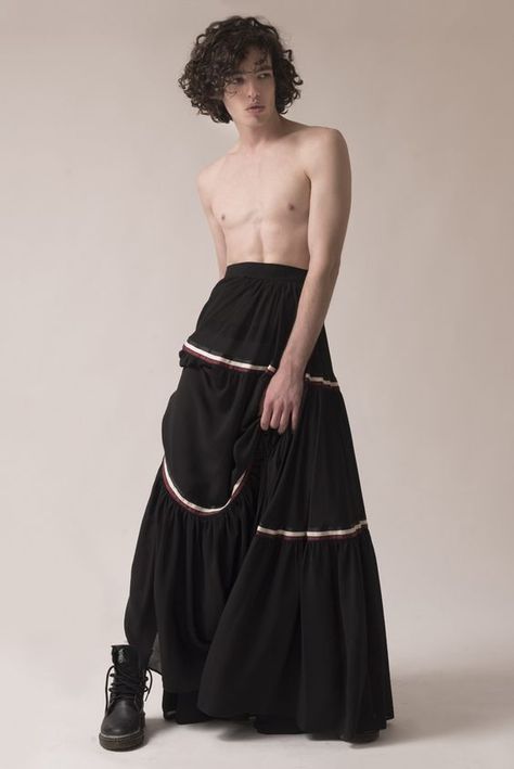 men in skirts Mode Queer, Men In Skirts, Style Androgyne, Boys In Skirts, Gender Fluid Fashion, Genderless Fashion, Photographie Portrait Inspiration, Queer Fashion, Sopot