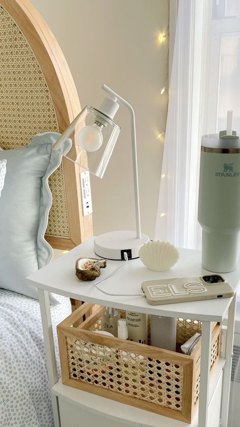 Beachy Dorm Room, Beachy Dorm, Costal Bedroom, Lamp Nightstand, East Coast Summer, Beachy Room Decor, College Dorm Room Inspiration, Bedding Storage, Minimalistic Decor