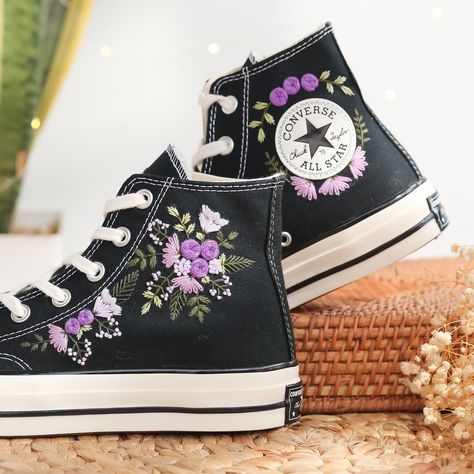 Black Converse High Top shoes embroidered with wedding flowers. With many years of shoe embroidery experience, this time I was really happy to receive a personalized canvas sneaker embroidery design for a very special customer. They sent me pictures of the bridal bouquet in their favorite colors and they wanted me to match it and embroider it on the bride's shoes. I found this request interesting and this was the gift they wanted to send to their loved ones. I also love this custom embroidery st Embroidered Converse High Tops, Embroidered Shoes Converse, Embroidery Converse, Converse Embroidery, Converse Wedding, Cute Converse Shoes, Converse Design, Embroidered Converse, Cute Converse