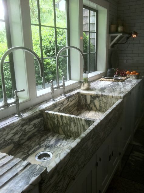 That's a sink! Farmhouse Sink Faucet, Stainless Steel Farmhouse Sink, Kitchen Sink Organization, Classy Kitchen, Double Sinks, Marble Sink, Woodworking Bed, Jungle Juice, Double Bowl Kitchen Sink