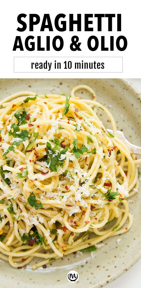 Top view of a grey plate full of spaghetti with garlic and olive oil. Healthy Spaghetti Recipes Vegetarian, Olive Oil Spaghetti, Spaghetti Dishes, Aglio E Olio Recipe, Gnocchi Dishes, Lemon Garlic Pasta, Italian Spaghetti, Garlic And Olive Oil, Olive Oil Pasta