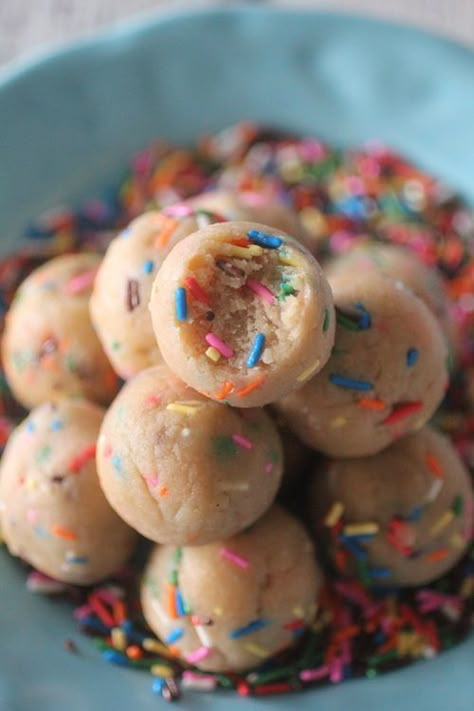 No Bake Cake Batter Protein Balls Cake Batter Protein Balls, Cake Batter Protein, Protein Ideas, Protein Balls Recipes, Protein Oatmeal, Protein Cake, Healthy Protein Snacks, Energy Ball Recipe, Protein Pudding