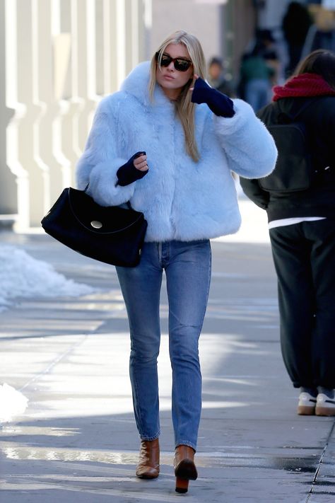 Kate Moss, Elsa Hosk Street Style, Blue Fur Coat, Elsa Hosk Style, Fur Outfit, Romee Strijd, Elsa Hosk, Celebrity Street Style, 가을 패션