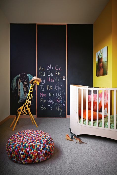 Ideias para decorar as paredes do quarto de bebê e crianças Colorful Kids Bedroom, Chalkboard Walls, Gender Neutral Nursery Design, Nursery Design Neutral, Modern Coastal Home, Kids Bedroom Walls, Chalkboard Wall, In The Corner, Gender Neutral Nursery