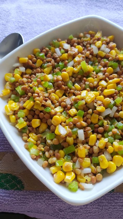 Receta de una ensalada de lentejas con pimiento, cebolla y maíz. Es sin histamina, sin gluten, sin lactosa y apta para vegetarianos y veganos. Healty Lunches, Deli Food, Healthy Food Dishes, Vegan Recipes Healthy, Sin Gluten, Pretty Food, Meals For The Week, Veggie Recipes, Healthy Lunch