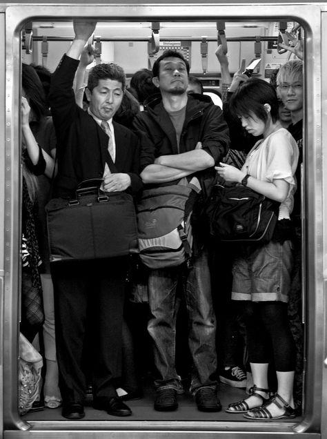 Yamanote Line, Crowded Room, Japan Culture, Rush Hour, Human Poses Reference, Japan Design, Kyoto Japan, Documentary Photography, Black White Photos