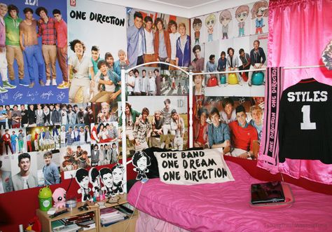 Fan wall! "Talking Trash & Wasting Time: One Direction Teen bedroom    DIY word 1D pillowcase, handmade plush dolls of the boys & Harry Styles blazer... " One Direction Bedroom, One Direction Room, One Direction Fashion, One Direction Merch, Poster Room, One Direction Humor, One Direction Pictures, Walls Room, I Love One Direction