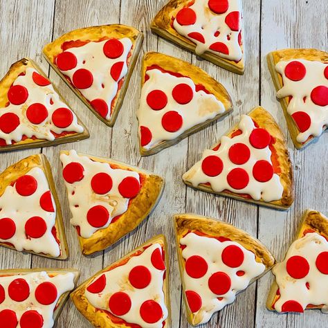 Cheese or pepperoni? 🍕 Pizza Cookies, Star Pizza, Italian Party, Bite Size Cookies, Beer Wedding, Pizza And Beer, Classic Pizza, Cookie Pizza, Mini Cookies