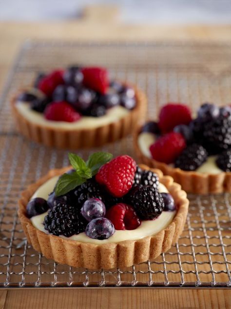 Brazilian Recipes, Desserts With Berries, Food Filipino, Presentation Food, Plating Food, Almond Fruit, Tart Crust, Fruit Tart Recipe, Almond Tart