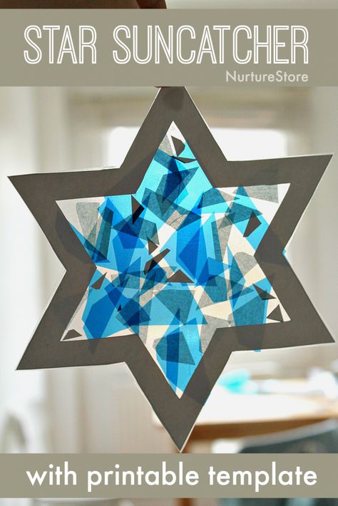 Use this pretty and easy Hanukkah craft for kids and make a Star of David craft as a Hanukkah decoration kids can make. Natal, Hanukkah Preschool, Hannukah Crafts, Hanukkah Activites, Star Suncatcher, Hanukkah For Kids, Hanukkah Art, Star Craft, Arte Judaica