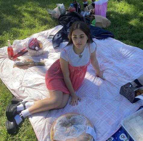 Sitting Picnic Poses, Picnic Reference, Picnic Photo Shoot, Picnic Inspo, Yard Party, Picnic Ideas, Spotify Covers, Birthday Shoot, Eating Food