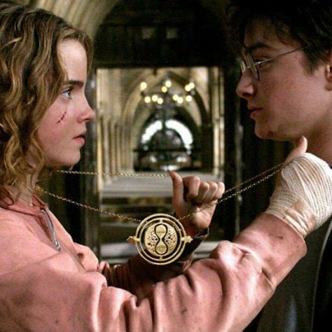 Hermione Time Turner, Hermione And Harry, Hermione Granger Art, Harry Potter Time Turner, Time Turner Necklace, Harry Potter Wiki, Weasley Harry Potter, Wingardium Leviosa, Harry Potter Wall