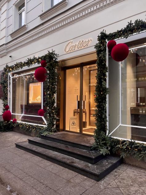 Hotel Xmas Decoration, Cartier Christmas, Winter Christmas Aesthetic, Christmas Salon, Christmas Shop Window, Holiday Window Display, Storing Christmas Decorations, Luxury Christmas Tree, Christmas Luxury