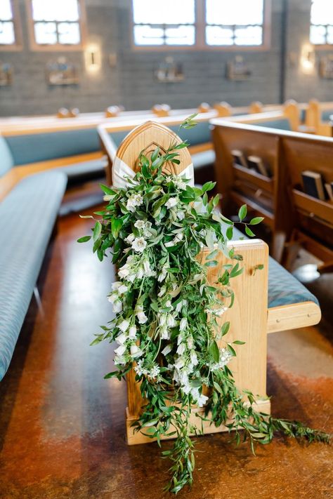 Wedding Bench Decor, Church Pew Wedding Decorations, Church Pew Flowers, Church Pew Wedding, Wedding Chapel Decorations, Church Wedding Decorations Aisle, Church Pew Decorations, Wedding Bench, Mountain Lodge Wedding