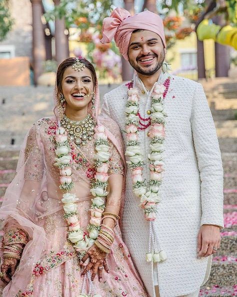 Wedding Mala Rose, Rose Garland Wedding, Groom Trends, Pastel Lehenga, Indian Wedding Garland, Indian Wedding Flowers, Garland Wedding Decor, Flower Garland Wedding, Couple Wedding Dress