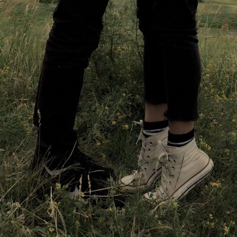 Crystal Castles, Spotify Playlist, The Grass, Couple Aesthetic, Grunge Aesthetic, Hopeless Romantic, Green Aesthetic, Aesthetic Photo, Dark Aesthetic