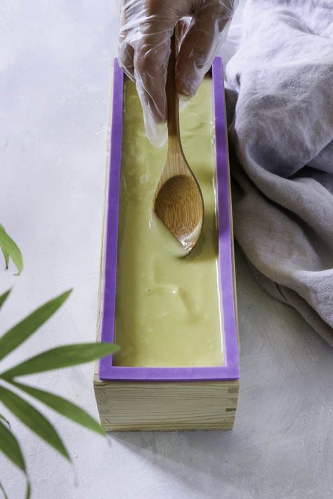 Olive Oil Soap Recipe, Milk Oatmeal, Savon Diy, Soap Queen, Săpunuri Handmade, Handmade Soap Recipes, Cold Process Soap Recipes, Oatmeal Milk, Soap Tutorial