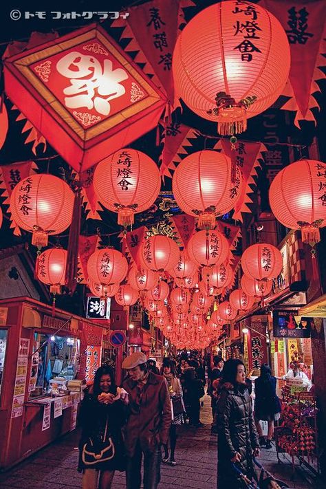 𝑷𝒊𝒏𝒕𝒆𝒓𝒆𝒔𝒕: 𝒉𝒐𝒏𝒆𝒆𝒚𝒋𝒊𝒏 ❀ Red Lanterns, Mode Editorials, Chinese Aesthetic, Chinese Festival, Lantern Festival, Japon Illustration, Asia Destinations, Chinese Lanterns, China Travel