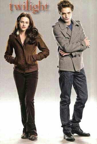 #TwilightSaga #Twilight (2008) - #EdwardCullin #BellaSwan Bella And Edward Costume, Our Eyes Met, All Black Costumes, Playa Ideas, Twilight Pics, Bella Edward, Twilight Renesmee, Twilight Outfits, Vampire Twilight