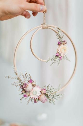 Natural Floral Bouquet, Boho Decor For Wedding, Boho Flower Decor, Boho Flower Wall Decor, Simple Wall Decor Bedroom Easy Diy Cute Ideas, Hoop Wreath Wall Decor, Wall Flower Decoration, Boho Diy Crafts, Boho Spring Decor