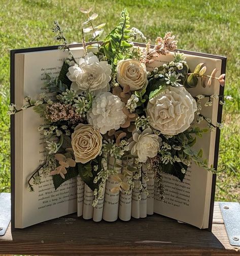 Unique Flower Arrangements Creative Floral Design, Hymn Crafts, Flower Wedding Ideas, Farmhouse Rooms, Centerpiece Tutorial, Wedding Ideas Diy, Book Vase, Paper Flower Wedding, Book Centerpieces