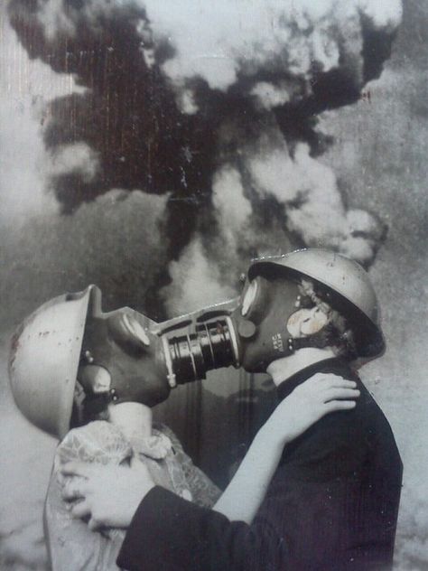 . Gas Mask Art, Urbane Kunst, Fotografi Urban, Vintage Versace, 인물 드로잉, Arte Obscura, Masks Art, Gas Mask, صور مضحكة