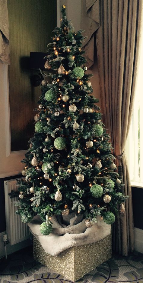 Green Christmas Decorations, Green Christmas Tree Decorations, Christmas Tree Inspo, Ideas Christmas Tree, Green Xmas, Christmas Tree Decorating Themes, Creative Christmas Trees, Christmas Themes Decorations, Christmas Tree Inspiration