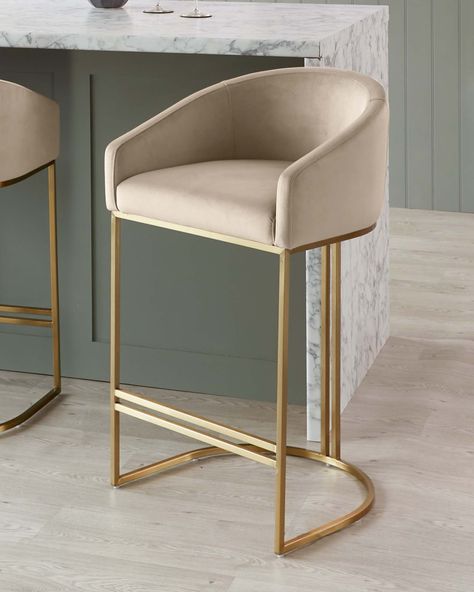 This Art Deco-inspired statement velvet bar stool is perfect for creating a luxurious look at home. The high-quality bar stool has a curved silhouette for style interest and added comfort, and is upholstered in sumptuous and soft velvet, complete with brushed brass legs to create a harmonious design. Modern Kitchen Stools, Art Deco Bar Stools, Modern Bar Stools Kitchen, Modern Kitchen Bar, Velvet Bar Stools, Kitchen Makeover Ideas, Kursi Bar, Bar Stools Kitchen Island, Home Cocktail Bar