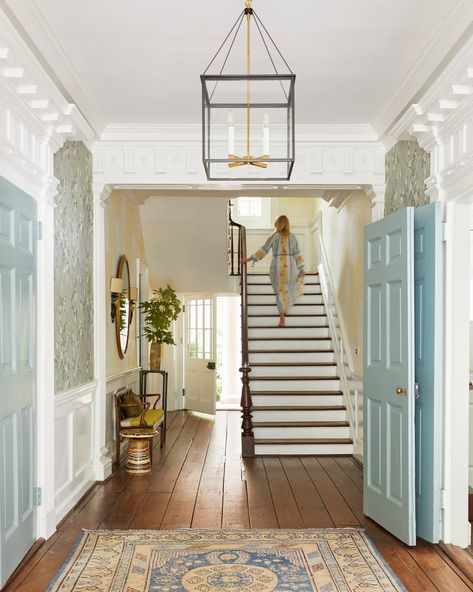 A Historic Charleston Residence Rediscovers Its Youth—and, Yes, It Still Has Swag-and-Tail Curtains Historic Home Interior Design, Southern Design Interior, Grand Millennial Foyer, Historic Home Design, Charleston Sc Interior Design, Charleston Dining Room, Charleston Houses Interior, Charleston Home Aesthetic, Charleston Entryway