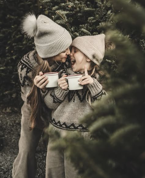 Mini Christmas Photo Session Ideas, Tree Farm Photo Shoot, Christmas Tree Farm Photo Shoot, Christmas Mini Shoot, Christmas Tree Farm Photos, Mountain Photoshoot, Mother Daughter Pictures, Christmas Family Photoshoot, Holiday Portraits