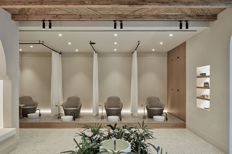 Dubai Spa, Nail Salon Interior, Spa Room Decor, Spa Rooms, Spa Interior, Built In Seating, Spa Design, Salon Interior Design, Spa Room