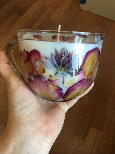 ... Diy Candle Gift, Pressed Flower Candles, Diy Candles With Flowers, Soya Mumu, Easy Handmade Gifts, Fleurs Diy, Diy Gifts For Him, Candle Craft, Navidad Diy