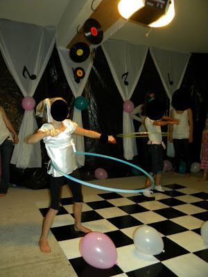 60th Birthday Party Games, Middle School Dance Ideas, Sock Hop Decorations, Hop Decorations, 1950s Party Ideas, 50s Party Decorations, 50s Sock Hop, School Dance Ideas, Decades Party