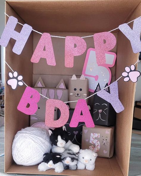 DIY Gift Wrapping Cat themed 😽🐾 just some fun gift wrapping ideas for those who like to get crafty with their gift wrapping. Pin The Tail On The Cat, Cat Themed Crafts, Fun Gift Wrapping Ideas, Fun Gift Wrapping, Indie Crafts, Cat Themed Parties, Indie Craft, Kitten Birthday, Homeschool Crafts