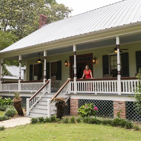 How the ‘Creole Cottage’ Became a Staple of Cajun Country Architecture Romantic Homes, Cajun Cottage, Country Architecture, Low Country Homes, Creole Cottage, Frank Lloyd Wright Homes, The Wall Street Journal, Low Country, Cabin Homes