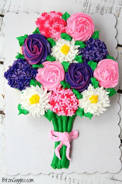 Mother's Day Cupcake Cake with Free Printable - A simple, beautiful cupcake flower bouquet that comes together with store-bought cupcakes from the grocery store bakery! Pull Apart Cakes, Cupcakes Flores, Cupcake Flower Bouquets, Rodjendanske Torte, Cupcake Flower, Pull Apart Cupcake, Mom Breakfast, Pull Apart Cupcake Cake, Pull Apart Cake