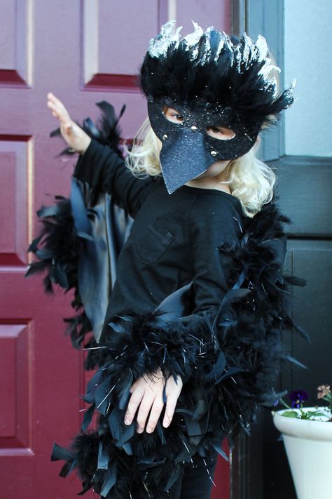 Womens Crow Costume, Crow Costume Diy, Diy Crow Halloween Decorations, Diy Crow Costume, Crow Halloween Costume, Crow Mask Diy, Crow Mask Costume, Sophie Blackall, Crow Halloween