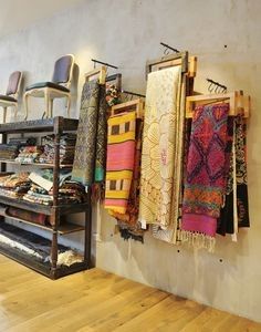 Table Top Scarf Display, Boutique Merchandising Ideas, Scarf Display, Quilt Display, Store Design Boutique, Boutique Display, Showroom Display, Fabric Display, Store Interiors