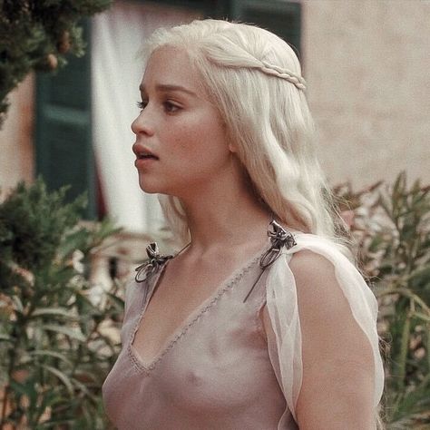 Game Of Thrones, Hair, Daenerys Targaryen, Emilia Clarke, Fictional Characters, Game Of Thrones Characters, A Woman, Blonde, White