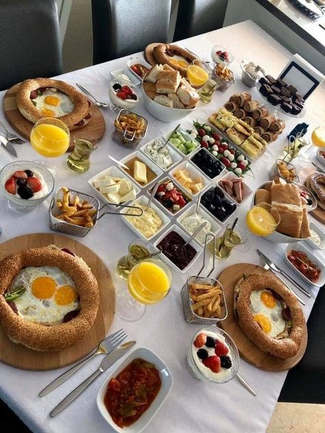 Turkish Breakfast Traditional, Turkish Breakfast Ideas, Breakfast Table Ideas, Appliances Garage, Table Breakfast, Breakfast Platter, Turkish Breakfast, Yogurt Breakfast, Traditional Breakfast