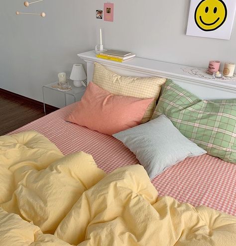 Bed Pastel Aesthetic, Summer House Bedroom Ideas, Bedroom Ideas Pastel Colors, Room Ideas Aesthetic Colorful, Pastel Boho Bedroom, Pastel Bed, Pastel Bedroom Ideas, Pastel Room Aesthetic, Aesthetic Pillows