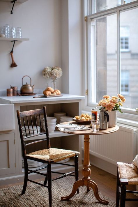 Small Vintage Kitchen Table, Cafe Table In Kitchen, French Ideas, Nyc Life, Happy Morning, Kitchen Nook, Kitchen Stories, Dining Nook, Small Dining