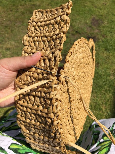 A DIY round raffia box bag - Self Assembly Required Jute Tas, Sac Diy, Raffia Bag, Straw Bags, Crochet Instructions, Basket Bag, Diy Knitting, Crochet Bag Pattern, Crochet Bags