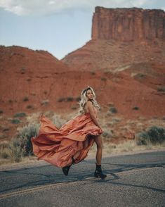 Desert Photoshoot Outfit, Kylie Katich, Desert Photoshoot Ideas, Western Photoshoot, Desert Photoshoot, Desert Photography, Travel Photography Inspiration, Photoshoot Outfits, Celebrity Art