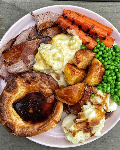 British Roast Dinner, British Dinner, Roast Dinner Recipes, Sunday Roast Dinner, Crispy Roast Potatoes, Weber Kettle, Pub Food, Healthy Food Dishes, Roast Dinner